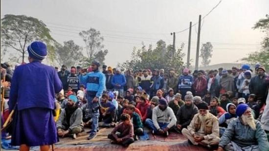Kapurthala police and Sikhs groups protesting over the incident in Kapurthala. (File photo)