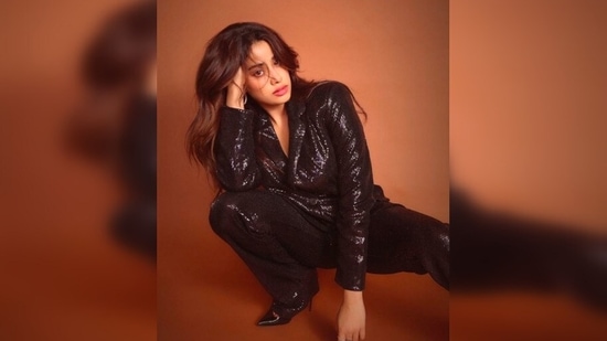 Janhvi Kapoor gave a boss lady pose for the camera and makes jaws drop.(Instagram/@tanghavri)