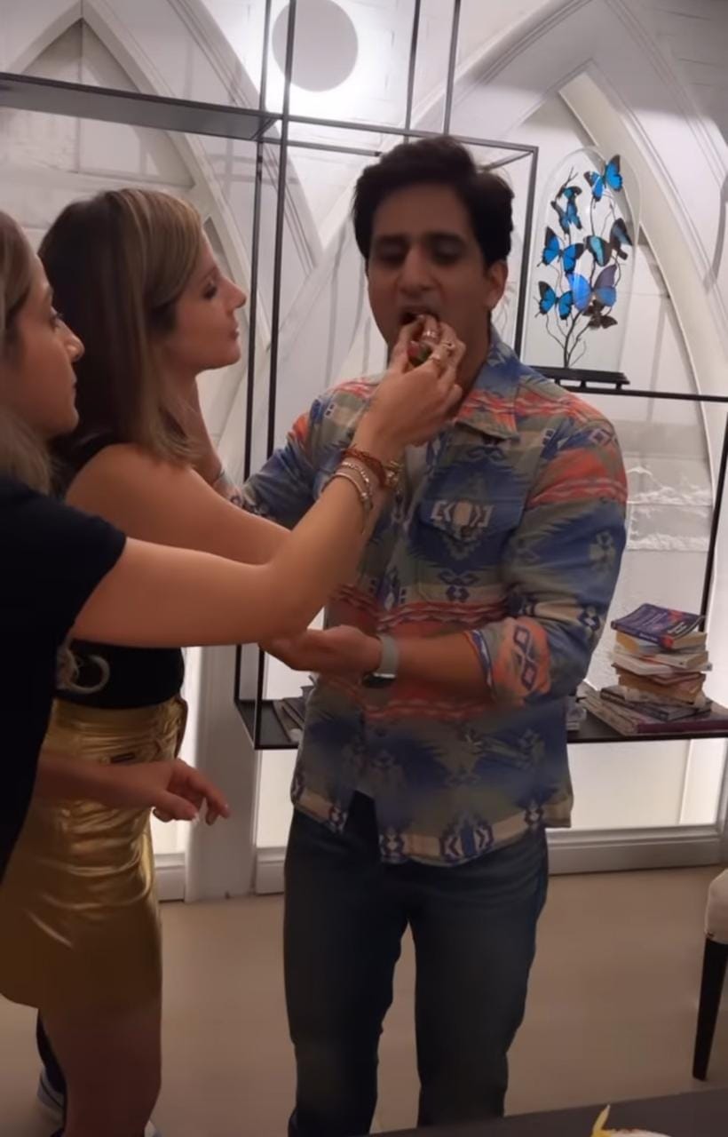 Sussanne Khan feeds Arslan Goni a slice of cake.