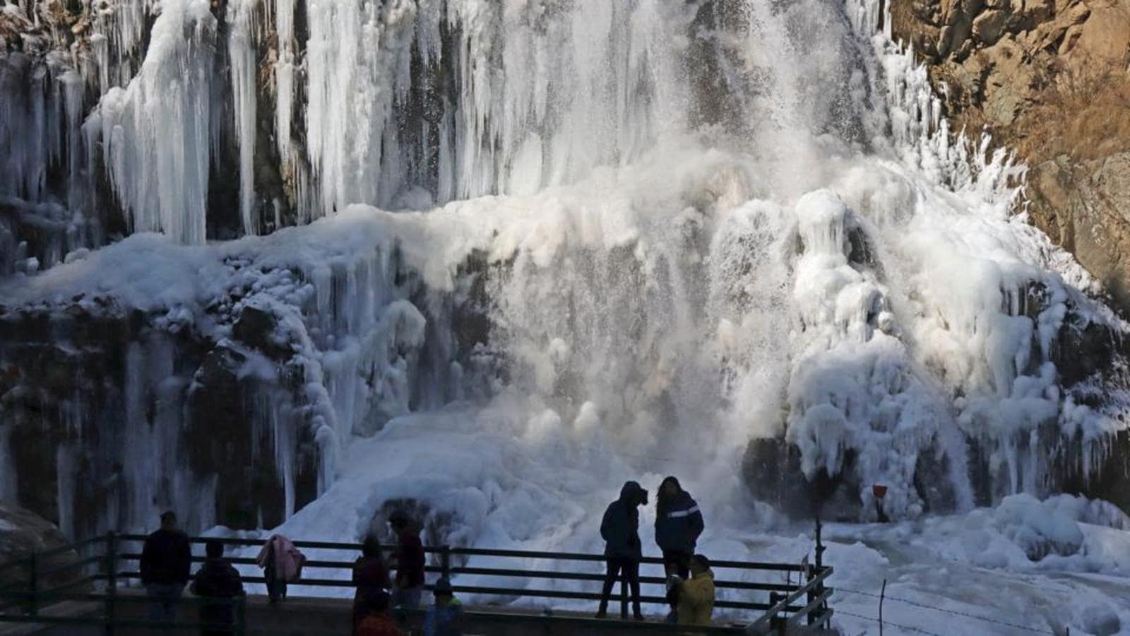 Srinagar freezes as night temperature stays at -5.8 degree Celsius | Latest  News India - Hindustan Times