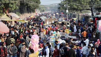 Shoppers throng Meena Bazaar for winter shopping, in violation of protocols amid rising cases of Omicron, in New Delhi on Monday. (ANI) Shoppers throng Meena Bazaar for winter shopping, in violation of protocols amid rising cases of Omicron, in New Delhi on Monday. (ANI)