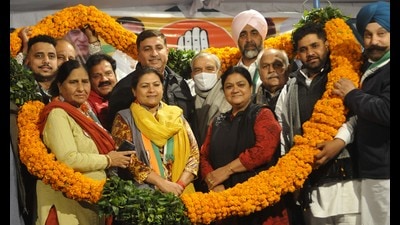 Congress senior leader Harish Chaudhary, former railway minister Pawan Kumar Bansal, and Punjab cabinet ministers Manpreet Singh Badal and Raj Kumar Verka campaigning for party candidates in Sector 32, Chandigarh, on Monday. (Keshav Singh/HT) Congress senior leader Harish Chaudhary, former railway minister Pawan Kumar Bansal, and Punjab cabinet ministers Manpreet Singh Badal and Raj Kumar Verka campaigning for party candidates in Sector 32, Chandigarh, on Monday. (Keshav Singh/HT)