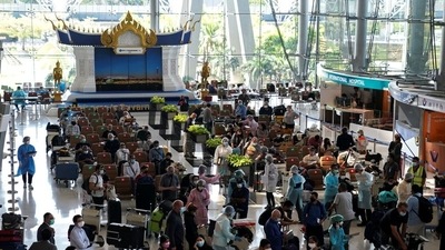Thailand eyes reinstating Covid quarantine as first local Omicron case reported (REUTERS/Athit Perawongmetha)