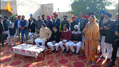 Shiromani Akali Dal patriarch and former Punjab chief minister Parkash Singh Badal and former Union minister Harsimrat Kaur Badal at an election meeting at Bhullar Wala village of Lambi assembly segment in Muktsar district on Monday. (HT Photo) Shiromani Akali Dal patriarch and former Punjab chief minister Parkash Singh Badal and former Union minister Harsimrat Kaur Badal at an election meeting at Bhullar Wala village of Lambi assembly segment in Muktsar district on Monday. (HT Photo)