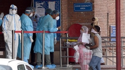 Medical professionals interact with visitors at the Covid-19 ward in Lok Nayak Jai Prakash Narayan Hospital (LNJP). (Sonu Mehta / HT Photo/ File) Medical professionals interact with visitors at the Covid-19 ward in Lok Nayak Jai Prakash Narayan Hospital (LNJP). (Sonu Mehta / HT Photo/ File)