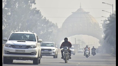 Commuters braving a foggy Monday morning in Amritsar as the cold wave intensified in Punjab and Haryana. (Sameer Sehgal/HT) Commuters braving a foggy Monday morning in Amritsar as the cold wave intensified in Punjab and Haryana. (Sameer Sehgal/HT)