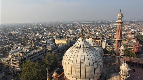 The Air Quality Index (AQI) across NCR was hovering between the higher end of the ‘poor’ and the lower end of the ‘very poor’ category on Monday. Delhi’s AQI was recorded as 332 (very poor) at 12 noon, Faridabad, Gurugram, Greater Noida were in the ‘poor’ category with readings below 300. (HT Photo/Sanchit Khanna)