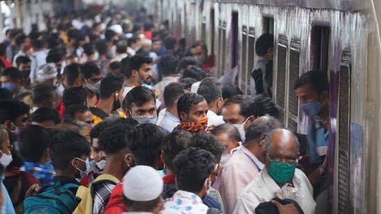 Commuters disembark from a suburban train at a railway station, amidst the coronavirus disease (Covid-19) pandemic, in Mumbai, India, on December 1, 2021.&nbsp;(File Photo / REUTERS)