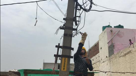 The MSEDCLflying squad on Friday unearthed power theft worth <span class='webrupee'>₹</span>91.35 lakh wherein the accused managed to procure direct power supply through unauthorised cable for two buildings situated in Galaxy building in Kharadi. (HT PHOTO)
