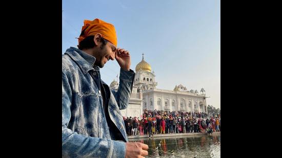 Actor Kartik Aaryan recently visited Bangla Sahib gurudwara in Delhi.