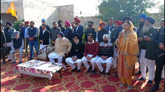 Shiromani Akali Dal patriarch and former Punjab chief minister Parkash Singh Badal and former Union minister Harsimrat Kaur Badal at an election meeting at Bhullar Wala village of Lambi assembly segment in Muktsar district on Monday. (HT Photo)