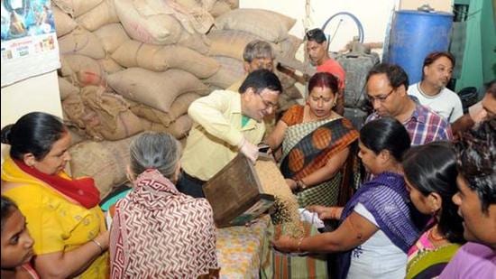 As per the eligibility prescribed under NFSA, five kilos of food grains were given free of cost to the needy, including migrant workers, unorganised workers, construction workers, domestic helpers and those who do not have ration cards. (Representational image/HT Photo)