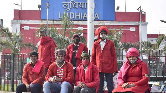 With multiple trains getting cancelled in view of the foggy weather, porters at the Ludhiana Railway Station Ludhiana are struggling to make ends meet. (Gurpreet Singh/HT)