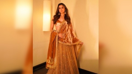 Alia Bhatt paired her royal look with jewellery from Sabyasachi's Heritage Jewellery Collection.(Instagram/@stylebyami)