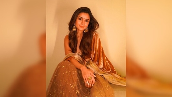 For makeup, Alia Bhatt opted for the dewy bronzed look which included smokey eyes and highlighted nose and cheekbones.(Instagram/@stylebyami)