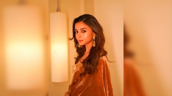 Alia Bhatt's elegant contemporary traditional look was put together by celebrity stylist Ami Patel.(Instagram/@stylebyami)
