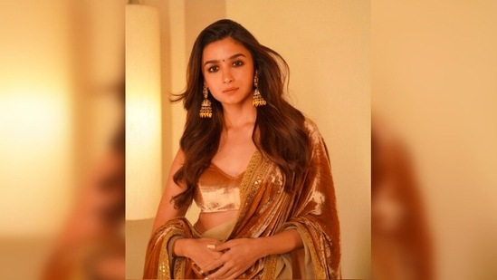 And for her hairdo, Alia Bhatt beach waved her hair, side-parted it and left it open.(Instagram/@stylebyami)