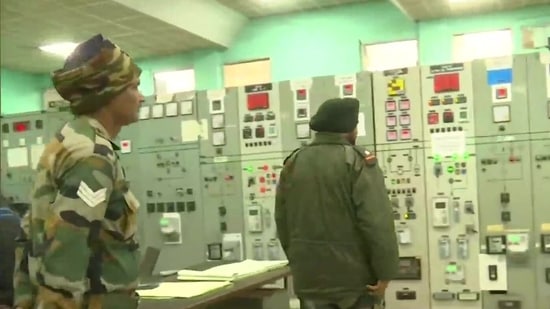 The Indian Army has deployed its troops at main power stations in Jammu and Kashmir to restore power supply.(ANI Photo) The Indian Army has deployed its troops at main power stations in Jammu and Kashmir to restore power supply.(ANI Photo)