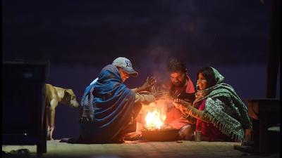 People huddle around a bonfire to warm themselves on a cold evening at Yamuna Bazar area in New Delhi. On Tuesday, Delhi saw a maximum temperature of 22.4°C, a degree above normal. This is expected to touch 23°C by Wednesday and 24°C on Thursday, but could drop sharply from December 26-28. (Raj K Raj/HT Photo) People huddle around a bonfire to warm themselves on a cold evening at Yamuna Bazar area in New Delhi. On Tuesday, Delhi saw a maximum temperature of 22.4°C, a degree above normal. This is expected to touch 23°C by Wednesday and 24°C on Thursday, but could drop sharply from December 26-28. (Raj K Raj/HT Photo)