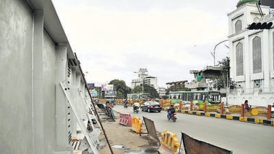 Even after Ajit Pawar asked Maha-Metro to restart the work of installing viaduct at Sambhaji bridge at Deccan under police cover, NCP, Cong and Sena want it to be stalled. (HT FILE)