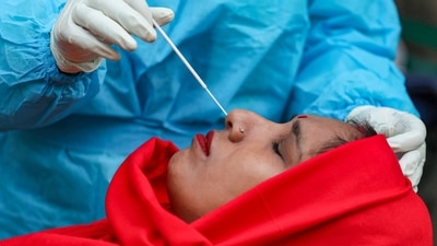 AIIMS Doctor Puneet Mishra said that it is normal that different variants will have different symptoms. Shortness of breath is not one of the symptoms of Omicron variant. (PTI)
