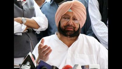 Former Punjab CM Capt Amarinder Singh assured the truckers that the unions will be revived after he comes into power following the assembly polls. (HT)