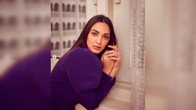 Kiara Advani's outfit featured a blazer with puffed sleeves and a plunging neckline and a pencil fit cropped formal pants. (Instagram/@vandafashionagency)