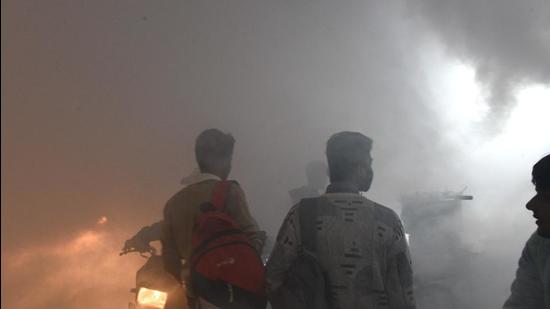 Municipal corporation workers fumigating an area in New Delhi. EDMC commissioner Vikas Anand said that civic body will provide weekly data for the last five years of Shahdara (north) and Shahdara (south) zones under the EWARS. (Arvind Yadav/HT PHOTO)