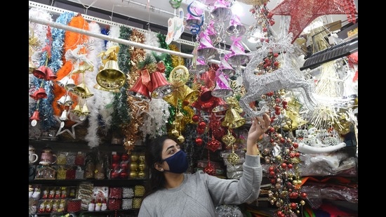 Markets in Lucknow light up for Christmas - Hindustan Times