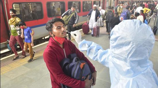 Of the eight Omicron cases found at Mumbai airport, one each is from Kerala, Gujarat and Thane while the rest five are Mumbai residents (Anshuman Poyrekar) Of the eight Omicron cases found at Mumbai airport, one each is from Kerala, Gujarat and Thane while the rest five are Mumbai residents (Anshuman Poyrekar)
