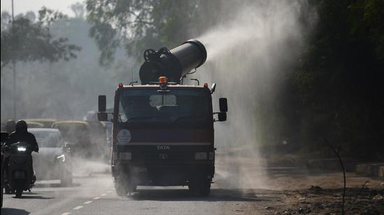 A truck mounted with an anti-smog gun is being used to spray water droplets to curb air pollution in New Delhi. A senior CPCB official, on the condition of anonymity, said most complaints were related to dust violations, construction and demolition waste and instances of open waste burning. (Amal KS/HT Photo)