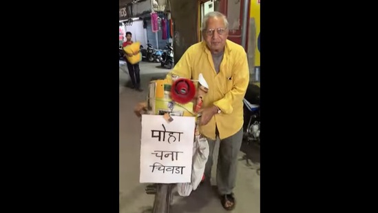 Jayanti Bhai from Nagpur sells poha and also works as a security guard after that. (instagram/@abhinavjeswani)