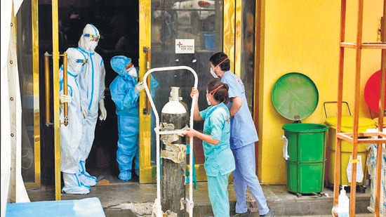 An oxygen cylinder being moved to a temporary Covid-19 care centre in New Delhi in April. (HT file)