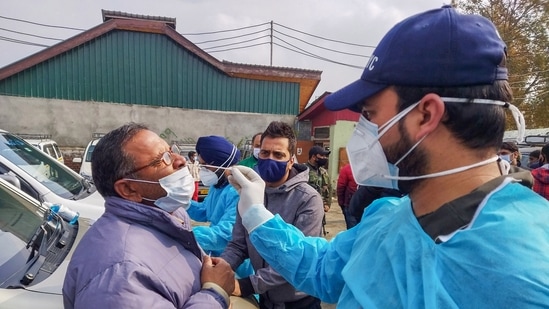Shortness of breath not being a symptom of Omicron variant shows that it is not developing in the lungs. Hence, effect on lungs is minimum in the case of Omicron variant.(PTI)