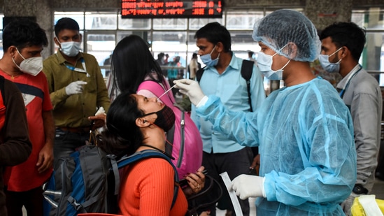 After studying the effect of the Omicron variant worldwide, the heath experts have concluded that this variant is affecting the throat. Hence, it is possible that it is developing in the throat.(PTI)