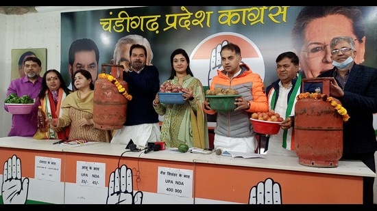 Chandigarh Congress president Subhash Chawla along with Mahila Congress national president Netta D’Souza at a press conference in Chandigarh on Tuesday. (Ravi Kumar/HT)