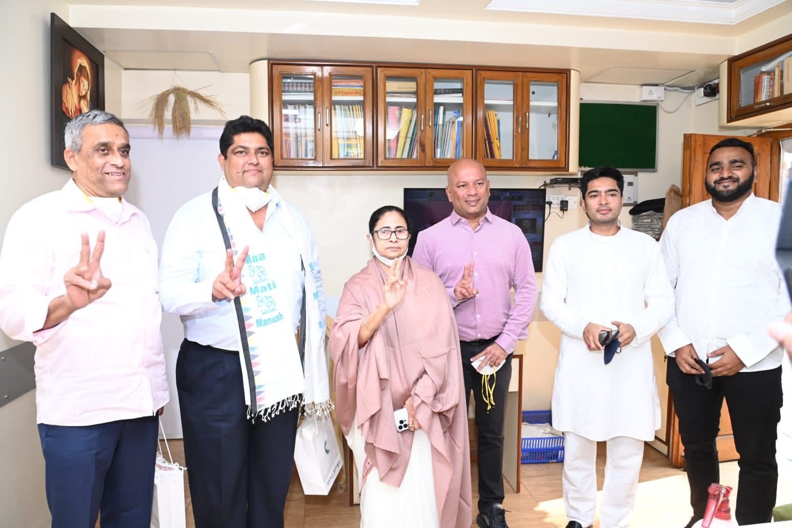 Sitting MLA from Curtorim Aleixo Reginaldo Lourenço joins TMC in the presence of Mamata Banerjee and Abhishek Banerjee. (Twitter)