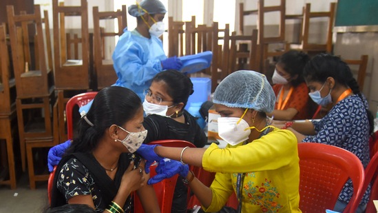 Health workers administer doses of vaccine against coronavirus to beneficiaries.(HT Photo) Health workers administer doses of vaccine against coronavirus to beneficiaries.(HT Photo)