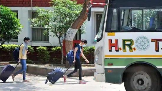 As per the schedule of HRTC, the Volvo bus will depart from ISBT Shimla at 12.45pm and reach Chandigarh International Airport at 4.30pm. (HT File Photo)