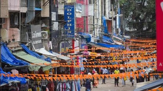 Girish Sachdeva, council member who heads the committee on market redevelopment, said that the council will redevelop Sarojini Nagar market after wider consultations with all stakeholders. (HT Archive)