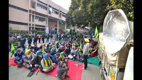 Farmers stage a sit-in outside the DC office at the mini-secretariat in Ludhiana on Wednesday. (Gurpreet Singh/HT)