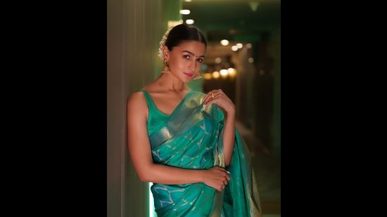 Alia Bhatt gave her snatched bun a floral touch. (Photo: Instagram) Alia Bhatt gave her snatched bun a floral touch. (Photo: Instagram)