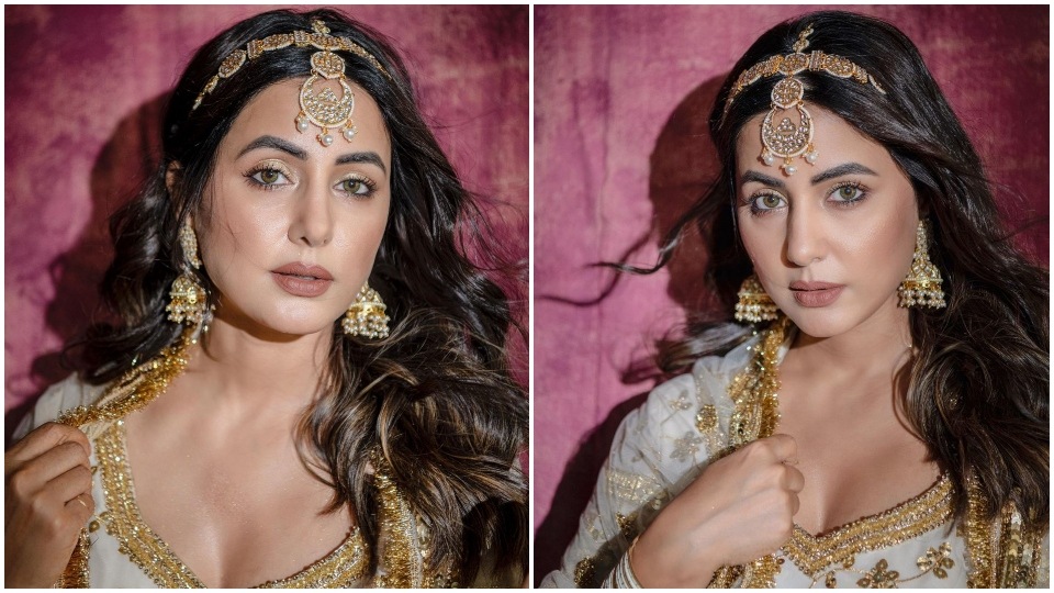 Hina Khan's outfit features a kurti and lehenga teamed with a zari dupatta. Hina Khan's outfit features a kurti and lehenga teamed with a zari dupatta. 