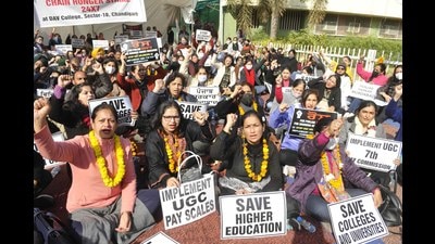 Teachers holding a protest for implementation of the 7th Pay Commission, at DAV College, Sector 10, in Chandigarh on Thursday. (Keshav Singh/ HT) Teachers holding a protest for implementation of the 7th Pay Commission, at DAV College, Sector 10, in Chandigarh on Thursday. (Keshav Singh/ HT)
