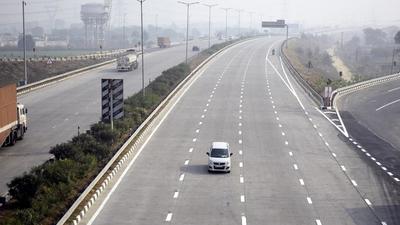 Ghaziabad, India - December 23, 2021:A view of the Eastern Peripheral Expressway at Dasna in Ghaziabad, India, on Thursday, December 23, 2021. Union minister Nitin Gadkari dedicated the Intelligent Traffic System project on Eastern Peripheral Expressway. (Photo by Sakib Ali /Hindustan Times) Ghaziabad, India - December 23, 2021:A view of the Eastern Peripheral Expressway at Dasna in Ghaziabad, India, on Thursday, December 23, 2021. Union minister Nitin Gadkari dedicated the Intelligent Traffic System project on Eastern Peripheral Expressway. (Photo by Sakib Ali /Hindustan Times)