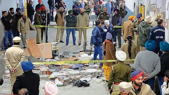 Police cordoning off the Ludhiana court blast site on Thursday.(HT Photo)