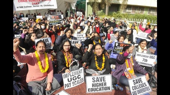 Teachers holding a protest for implementation of the 7th Pay Commission, at DAV College, Sector 10, in Chandigarh on Thursday. (Keshav Singh/ HT)