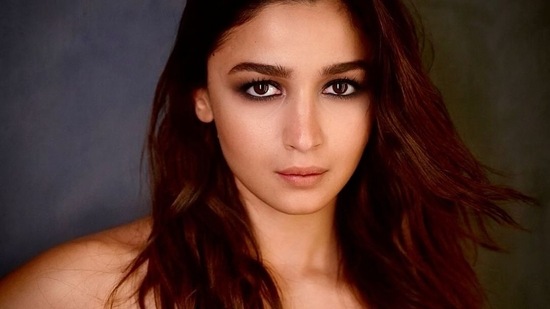 Opting to go sans accessories to let her ensemble do the maximum talking, Alia amplified the glam quotient with a dab of peachy lipgloss, rosy blushed and highlighted cheeks, kohl-lined eyes with black eyeliner streaks, smokey eyeshadow and filled-in eyebrows.(Instagram/hereforaliaabhatt)