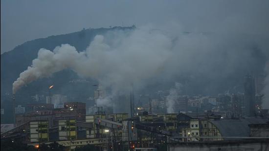 Exposure to polluted air everyday can damage lung tissue,(Vijayanand Gupta/HT Photo)