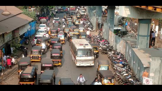 The Kalyan Dombivli civic chief has assured that the traffic congestion in the twin cities would be eased in the next three or four years. (RISHIKESH CHOUDHARY/HT PHOTO)